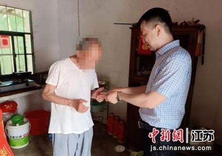 走访活动现场。浦口区机关事务管理局供图 “浦小勤”服务团队开展“全员大走访”公益活动