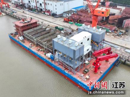 大型海上“移动式混凝土生产工厂”在江苏如皋下水